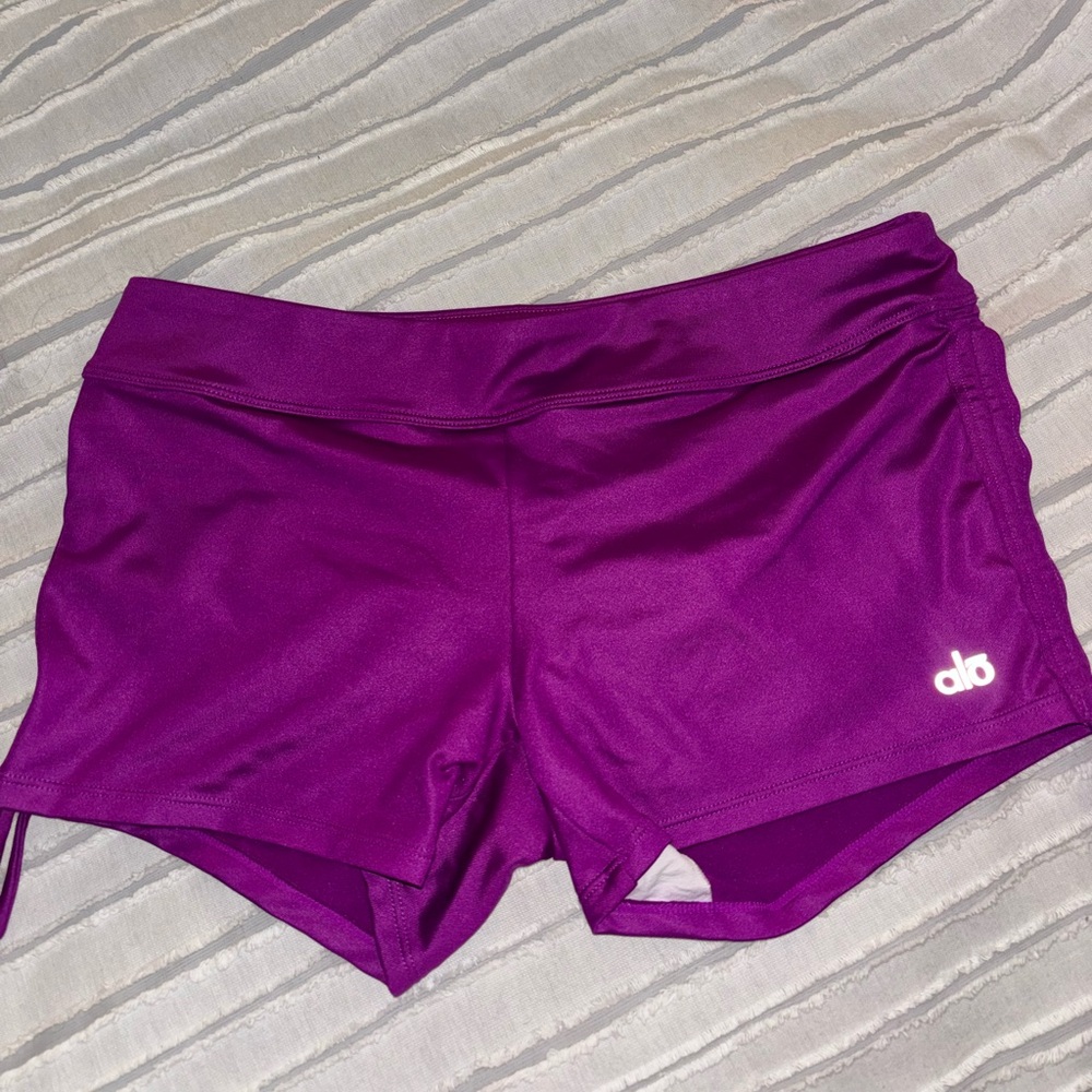 Alo Sweat It Hot Yoga Scrunch Booty Shorts